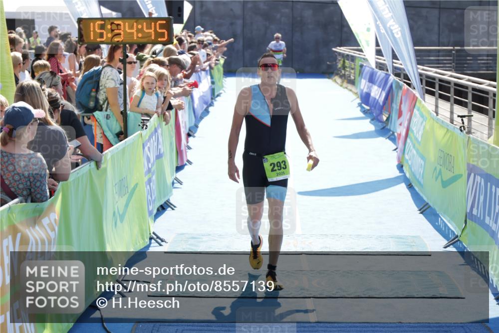 10.08.2025 - GEWOBA Citytriathlon Bremen H.Heesch http://msf.ph/oto/8557139 10.08.2025 15:34:49 Ziel 293 meine-sportfotos.de