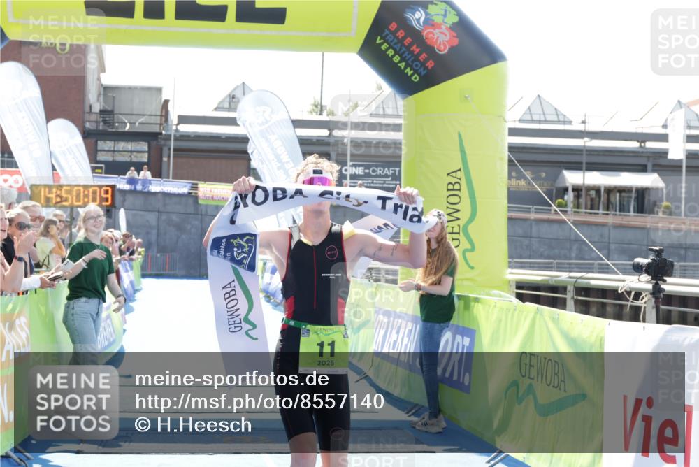 10.08.2025 - GEWOBA Citytriathlon Bremen H.Heesch http://msf.ph/oto/8557140 10.08.2025 14:50:13 Ziel 11 meine-sportfotos.de
