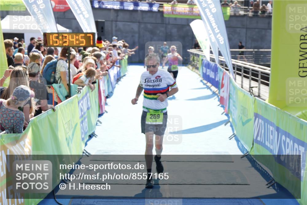 10.08.2025 - GEWOBA Citytriathlon Bremen H.Heesch http://msf.ph/oto/8557165 10.08.2025 15:35:01 Ziel 269, 402, 470 meine-sportfotos.de
