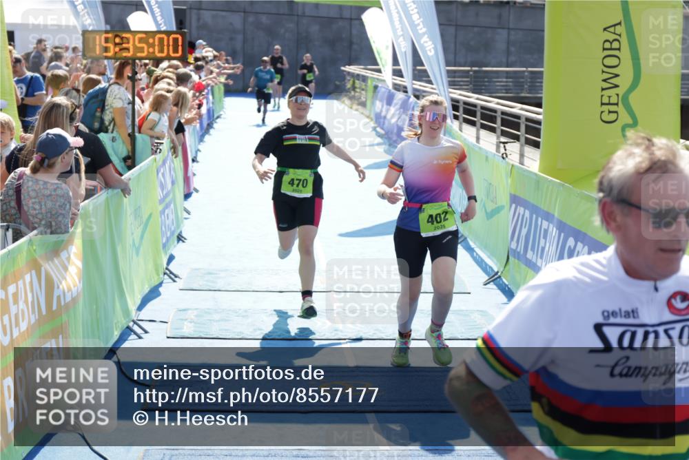 10.08.2025 - GEWOBA Citytriathlon Bremen H.Heesch http://msf.ph/oto/8557177 10.08.2025 15:35:04 Ziel 269, 402, 470 meine-sportfotos.de