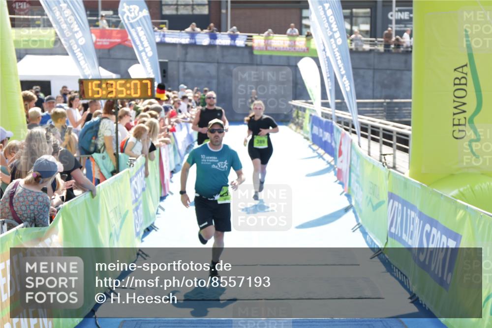 10.08.2025 - GEWOBA Citytriathlon Bremen H.Heesch http://msf.ph/oto/8557193 10.08.2025 15:35:11 Ziel 182, 259, 389, 402, 470 meine-sportfotos.de