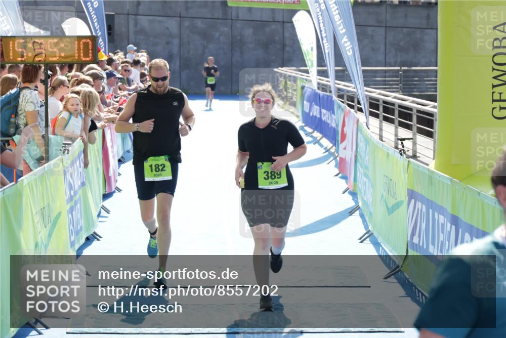 10.08.2025 - GEWOBA Citytriathlon Bremen H.Heesch http://msf.ph/oto/8557202 10.08.2025 15:35:14 Ziel 182, 259, 389 meine-sportfotos.de