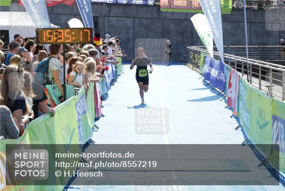 10.08.2025 - GEWOBA Citytriathlon Bremen H.Heesch http://msf.ph/oto/8557219 10.08.2025 15:35:21 Ziel 182, 389, 416 meine-sportfotos.de