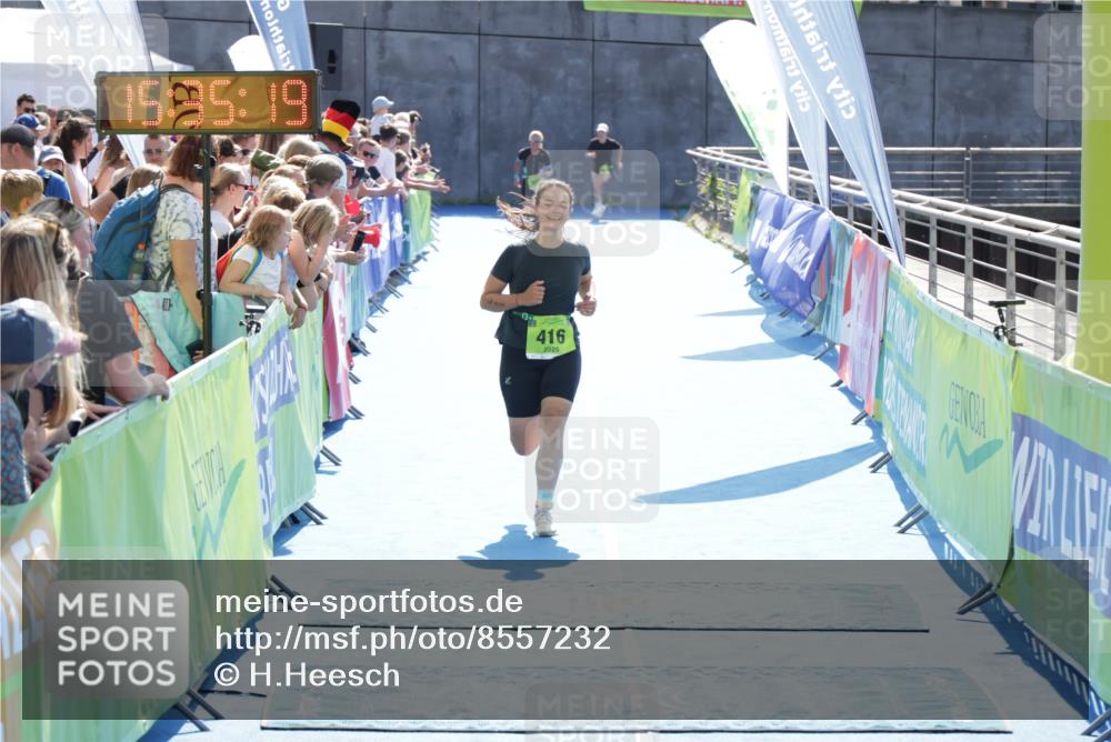 10.08.2025 - GEWOBA Citytriathlon Bremen H.Heesch http://msf.ph/oto/8557232 10.08.2025 15:35:23 Ziel 416 meine-sportfotos.de