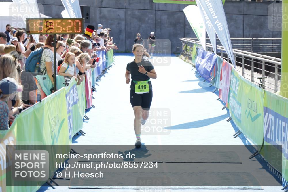 10.08.2025 - GEWOBA Citytriathlon Bremen H.Heesch http://msf.ph/oto/8557234 10.08.2025 15:35:24 Ziel 416 meine-sportfotos.de