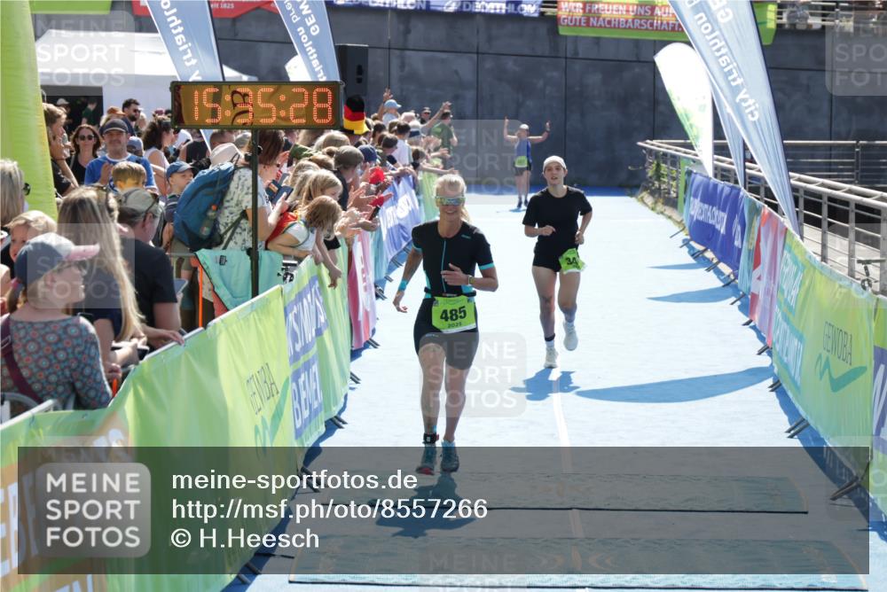 10.08.2025 - GEWOBA Citytriathlon Bremen H.Heesch http://msf.ph/oto/8557266 10.08.2025 15:35:32 Ziel 344, 416, 485 meine-sportfotos.de