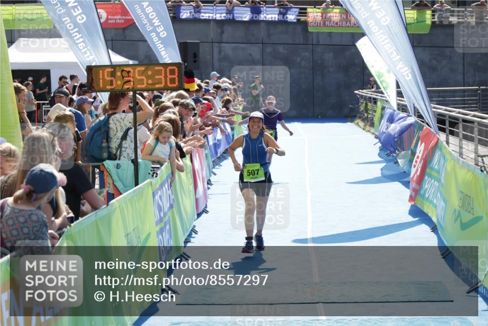 10.08.2025 - GEWOBA Citytriathlon Bremen H.Heesch http://msf.ph/oto/8557297 10.08.2025 15:35:42 Ziel 344, 399, 507 meine-sportfotos.de