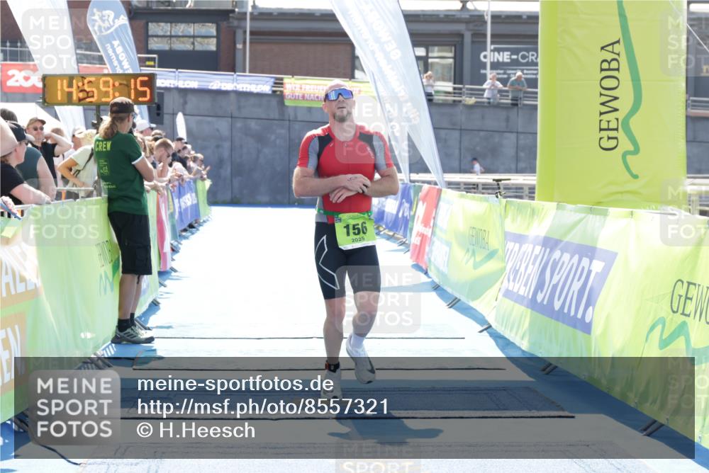 10.08.2025 - GEWOBA Citytriathlon Bremen H.Heesch http://msf.ph/oto/8557321 10.08.2025 14:59:19 Ziel 156, 167 meine-sportfotos.de