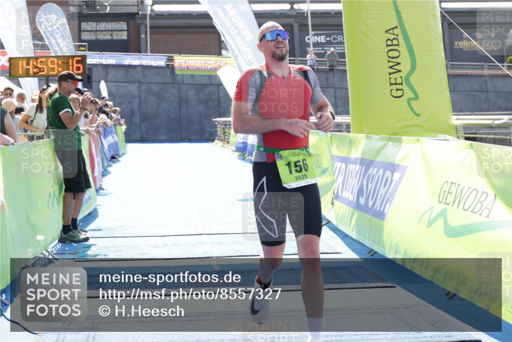 10.08.2025 - GEWOBA Citytriathlon Bremen H.Heesch http://msf.ph/oto/8557327 10.08.2025 14:59:20 Ziel 156, 167 meine-sportfotos.de