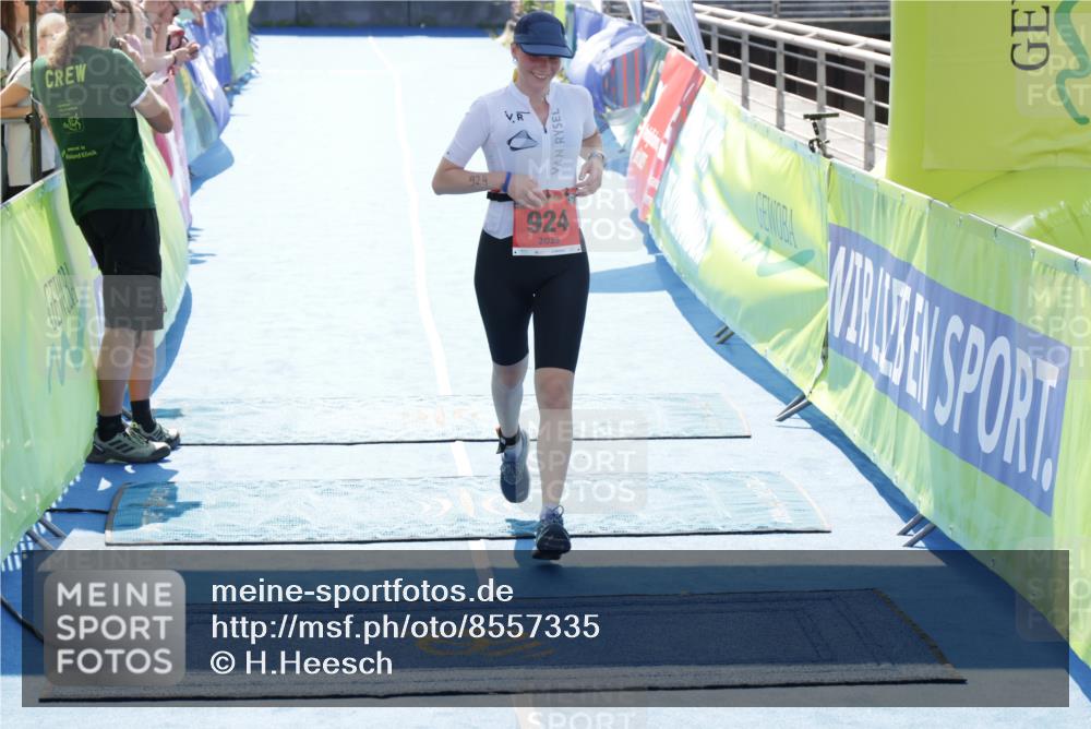 10.08.2025 - GEWOBA Citytriathlon Bremen H.Heesch http://msf.ph/oto/8557335 10.08.2025 14:59:34 Ziel 924 meine-sportfotos.de