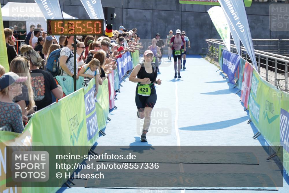10.08.2025 - GEWOBA Citytriathlon Bremen H.Heesch http://msf.ph/oto/8557336 10.08.2025 15:35:54 Ziel 399, 429, 492 meine-sportfotos.de
