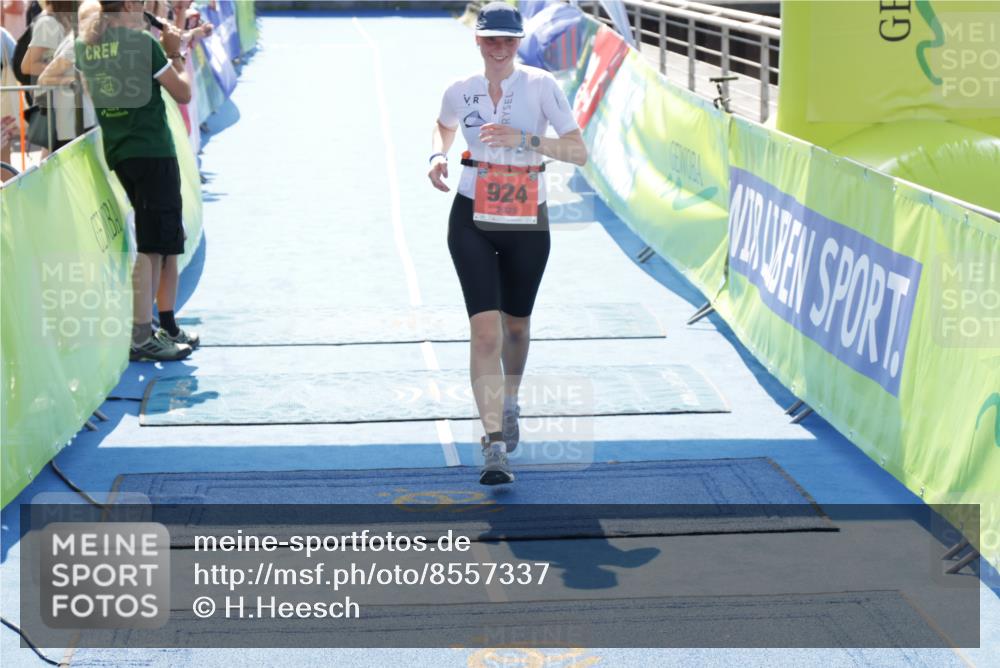 10.08.2025 - GEWOBA Citytriathlon Bremen H.Heesch http://msf.ph/oto/8557337 10.08.2025 14:59:35 Ziel 924 meine-sportfotos.de