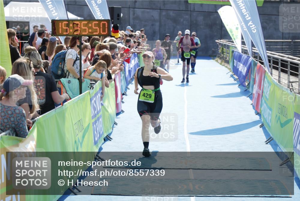 10.08.2025 - GEWOBA Citytriathlon Bremen H.Heesch http://msf.ph/oto/8557339 10.08.2025 15:35:54 Ziel 399, 429, 492 meine-sportfotos.de