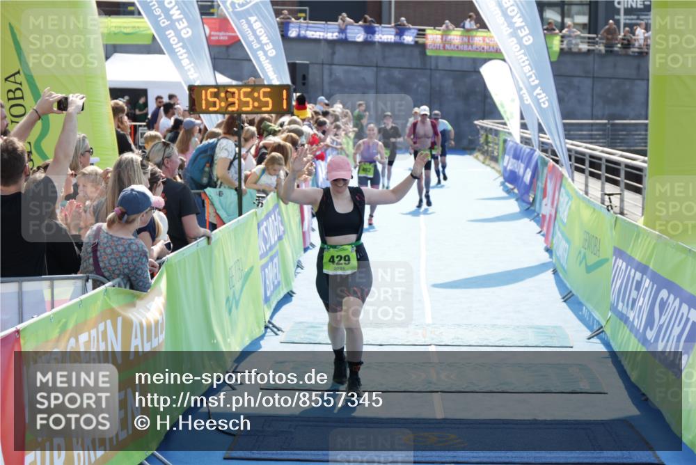10.08.2025 - GEWOBA Citytriathlon Bremen H.Heesch http://msf.ph/oto/8557345 10.08.2025 15:35:55 Ziel 356, 429, 492 meine-sportfotos.de