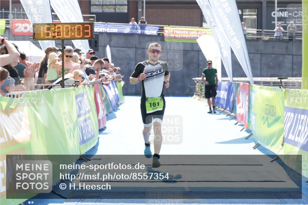 10.08.2025 - GEWOBA Citytriathlon Bremen H.Heesch http://msf.ph/oto/8557354 10.08.2025 15:00:07 Ziel 161 meine-sportfotos.de