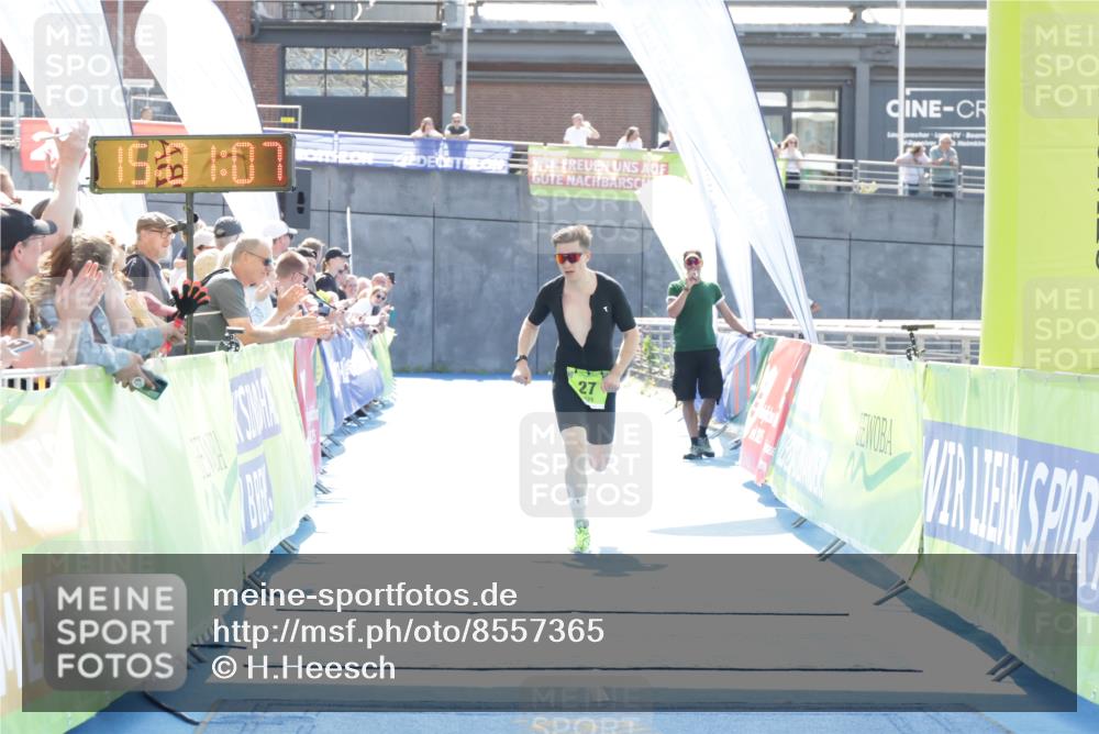 10.08.2025 - GEWOBA Citytriathlon Bremen H.Heesch http://msf.ph/oto/8557365 10.08.2025 15:01:10 Ziel 27 meine-sportfotos.de