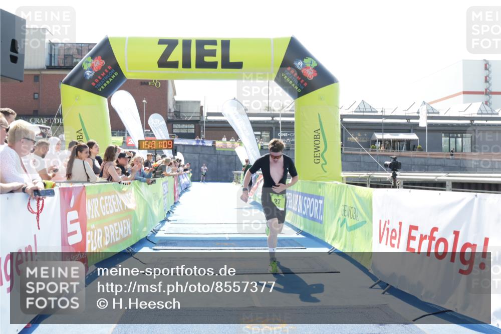 10.08.2025 - GEWOBA Citytriathlon Bremen H.Heesch http://msf.ph/oto/8557377 10.08.2025 15:01:13 Ziel 27 meine-sportfotos.de