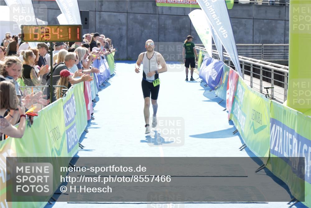 10.08.2025 - GEWOBA Citytriathlon Bremen H.Heesch http://msf.ph/oto/8557466 10.08.2025 15:04:15 Ziel 171 meine-sportfotos.de