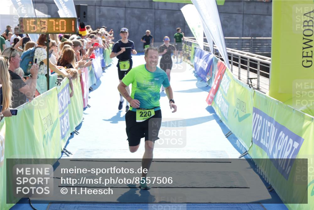 10.08.2025 - GEWOBA Citytriathlon Bremen H.Heesch http://msf.ph/oto/8557506 10.08.2025 15:37:05 Ziel 9, 220, 359 meine-sportfotos.de