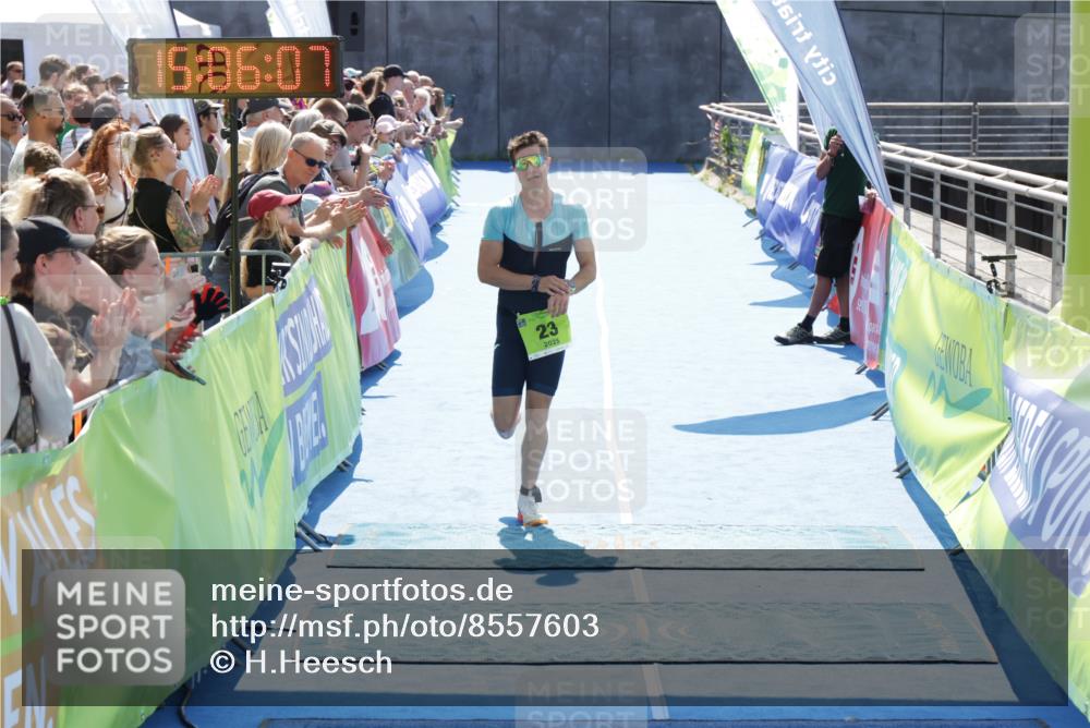 10.08.2025 - GEWOBA Citytriathlon Bremen H.Heesch http://msf.ph/oto/8557603 10.08.2025 15:06:11 Ziel 23 meine-sportfotos.de