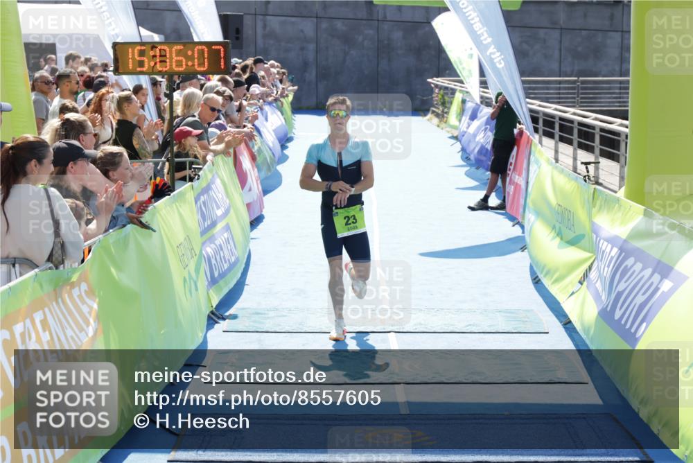 10.08.2025 - GEWOBA Citytriathlon Bremen H.Heesch http://msf.ph/oto/8557605 10.08.2025 15:06:11 Ziel 23 meine-sportfotos.de