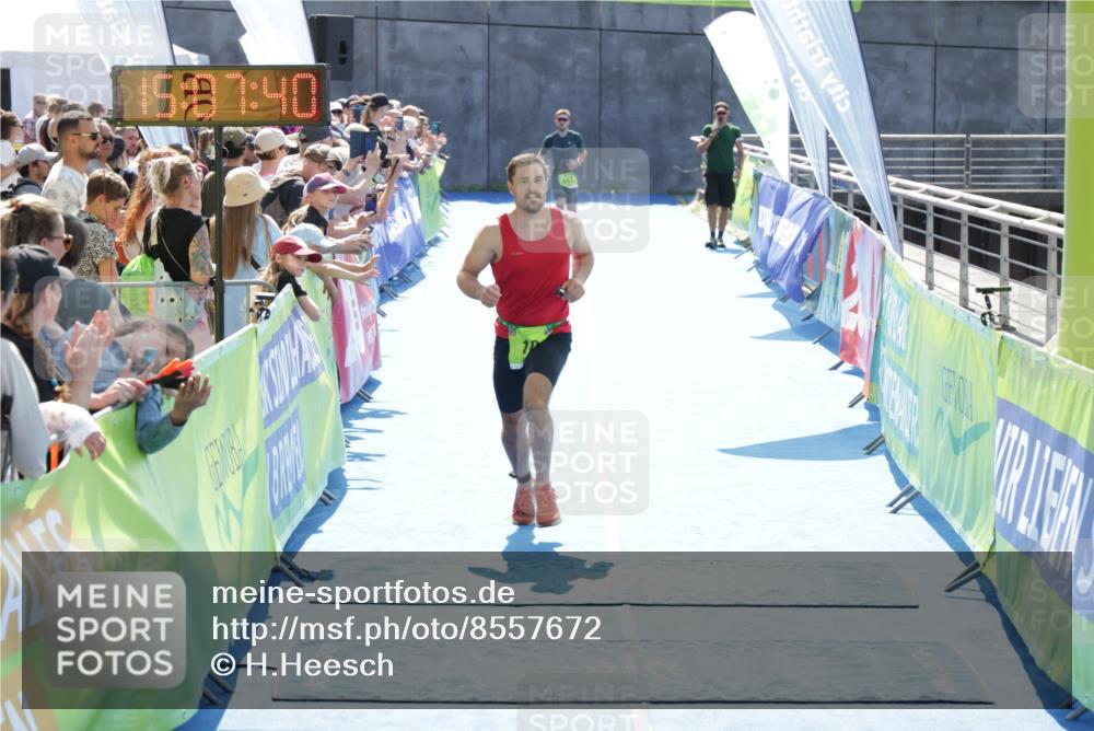 10.08.2025 - GEWOBA Citytriathlon Bremen H.Heesch http://msf.ph/oto/8557672 10.08.2025 15:07:44 Ziel 10 meine-sportfotos.de