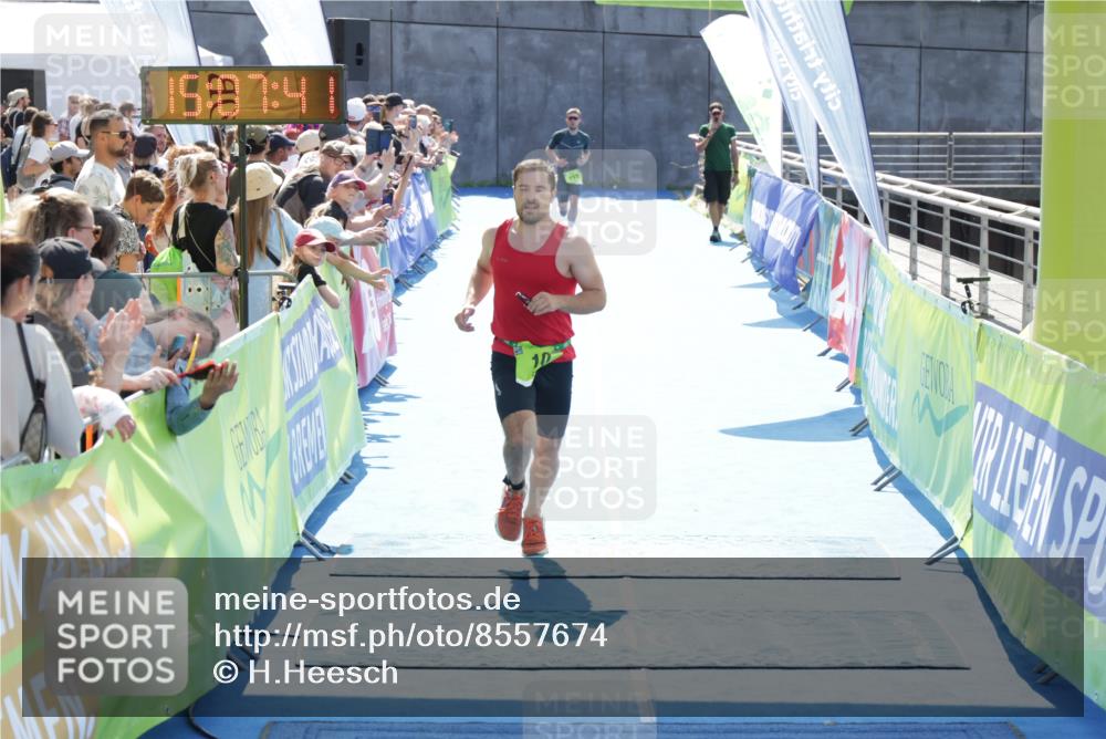 10.08.2025 - GEWOBA Citytriathlon Bremen H.Heesch http://msf.ph/oto/8557674 10.08.2025 15:07:45 Ziel 10 meine-sportfotos.de