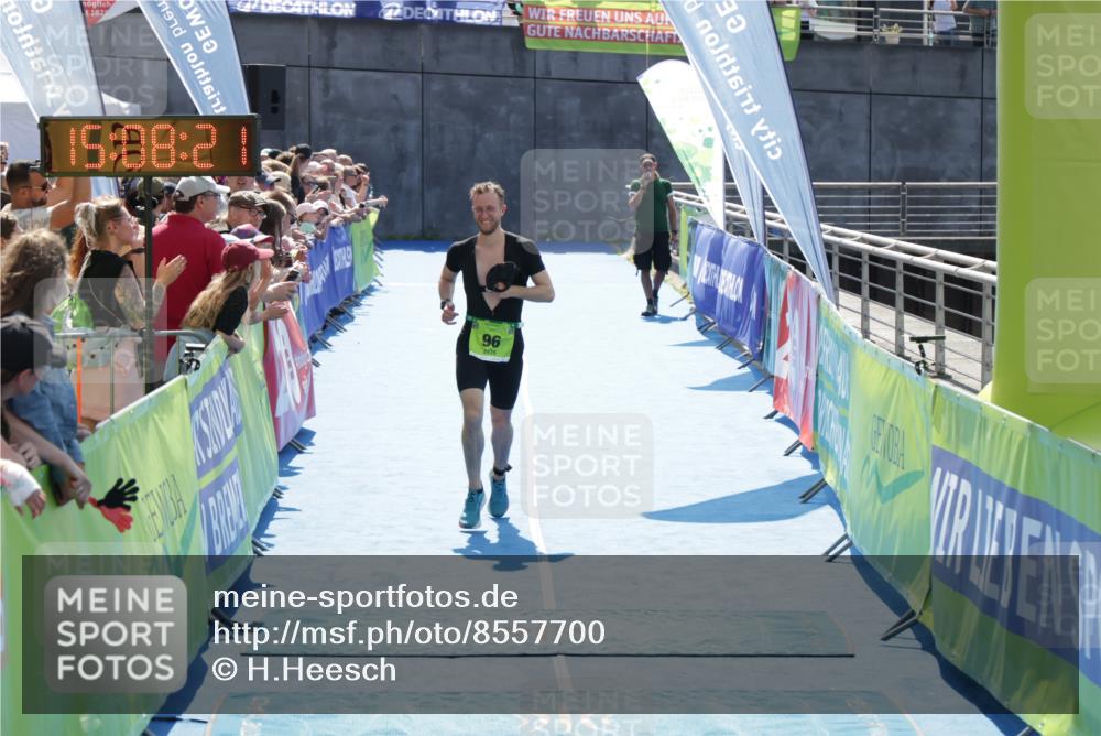 10.08.2025 - GEWOBA Citytriathlon Bremen H.Heesch http://msf.ph/oto/8557700 10.08.2025 15:08:25 Ziel 96 meine-sportfotos.de