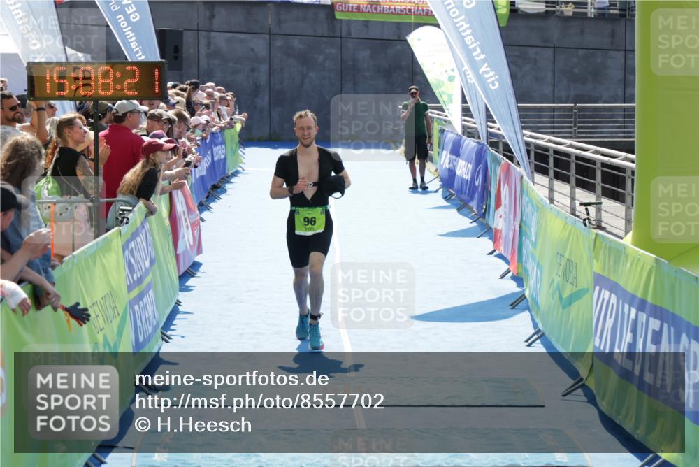 10.08.2025 - GEWOBA Citytriathlon Bremen H.Heesch http://msf.ph/oto/8557702 10.08.2025 15:08:25 Ziel 96 meine-sportfotos.de