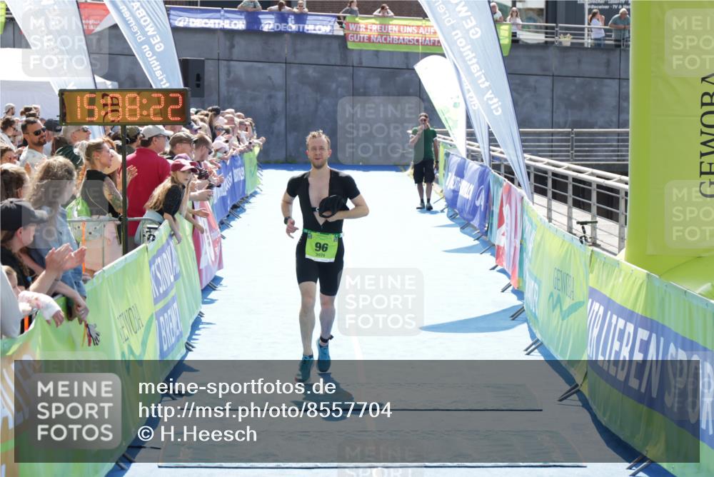 10.08.2025 - GEWOBA Citytriathlon Bremen H.Heesch http://msf.ph/oto/8557704 10.08.2025 15:08:26 Ziel 96 meine-sportfotos.de