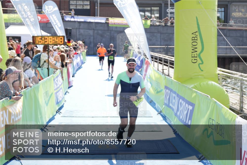 10.08.2025 - GEWOBA Citytriathlon Bremen H.Heesch http://msf.ph/oto/8557720 10.08.2025 15:38:52 Ziel 120 meine-sportfotos.de