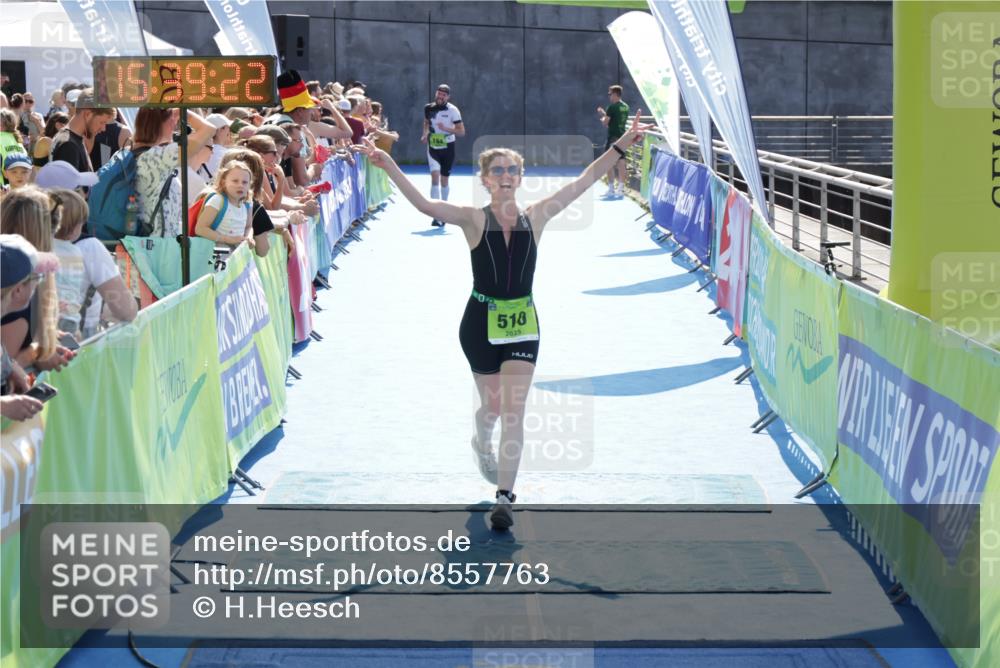 10.08.2025 - GEWOBA Citytriathlon Bremen H.Heesch http://msf.ph/oto/8557763 10.08.2025 15:39:26 Ziel 510, 523 meine-sportfotos.de