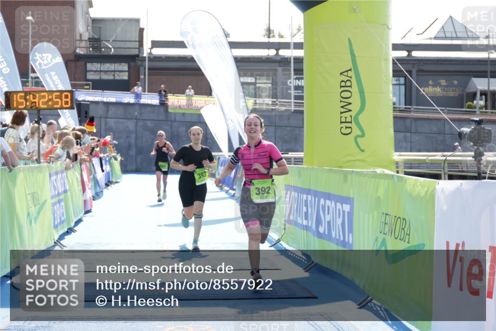 10.08.2025 - GEWOBA Citytriathlon Bremen H.Heesch http://msf.ph/oto/8557922 10.08.2025 15:43:02 Ziel 392, 393, 521 meine-sportfotos.de