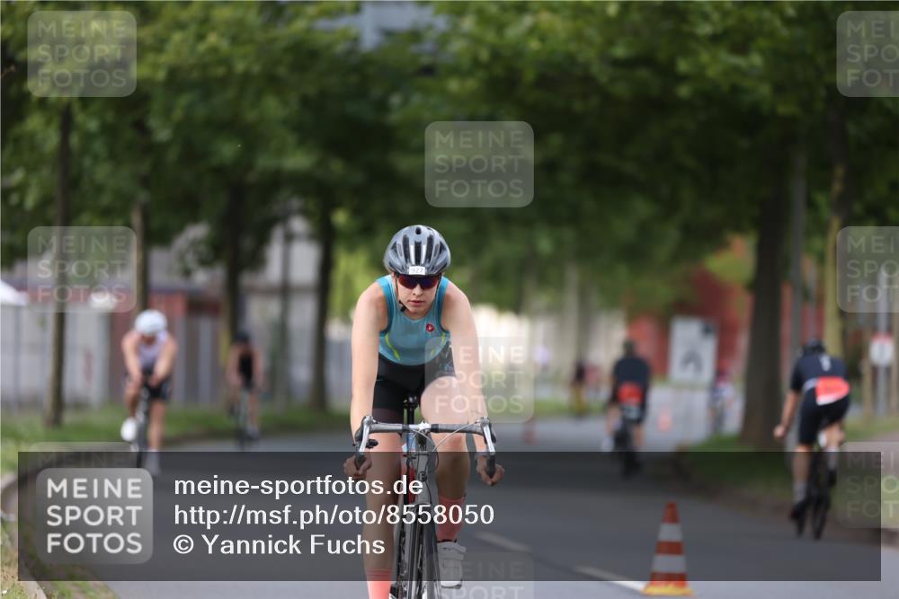 10.08.2025 - GEWOBA Citytriathlon Bremen Yannick Fuchs http://msf.ph/oto/8558050 10.08.2025 12:29:35 Radfahren 645, 679, 687, 751, 771, 799, 922, 927, 1030 meine-sportfotos.de