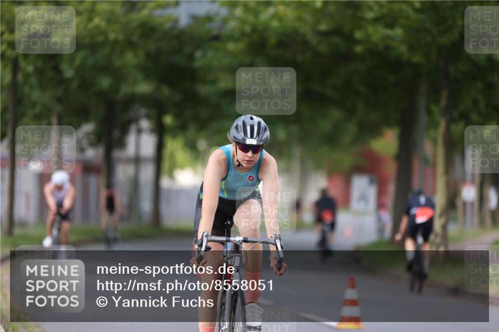 10.08.2025 - GEWOBA Citytriathlon Bremen Yannick Fuchs http://msf.ph/oto/8558051 10.08.2025 12:29:35 Radfahren 645, 679, 687, 751, 771, 799, 922, 927, 1030 meine-sportfotos.de