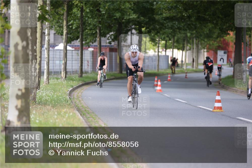 10.08.2025 - GEWOBA Citytriathlon Bremen Yannick Fuchs http://msf.ph/oto/8558056 10.08.2025 12:29:37 Radfahren 645, 679, 687, 751, 771, 922, 927, 1030 meine-sportfotos.de