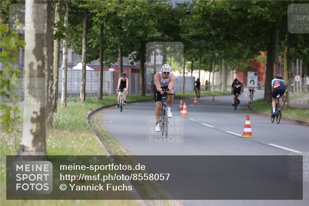10.08.2025 - GEWOBA Citytriathlon Bremen Yannick Fuchs http://msf.ph/oto/8558057 10.08.2025 12:29:37 Radfahren 645, 679, 687, 751, 771, 922, 927, 1030 meine-sportfotos.de