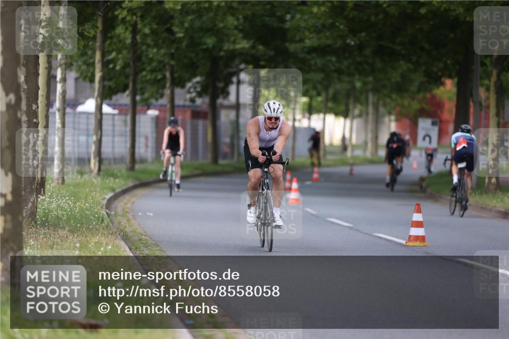 10.08.2025 - GEWOBA Citytriathlon Bremen Yannick Fuchs http://msf.ph/oto/8558058 10.08.2025 12:29:37 Radfahren 645, 679, 687, 751, 771, 922, 927, 1030 meine-sportfotos.de