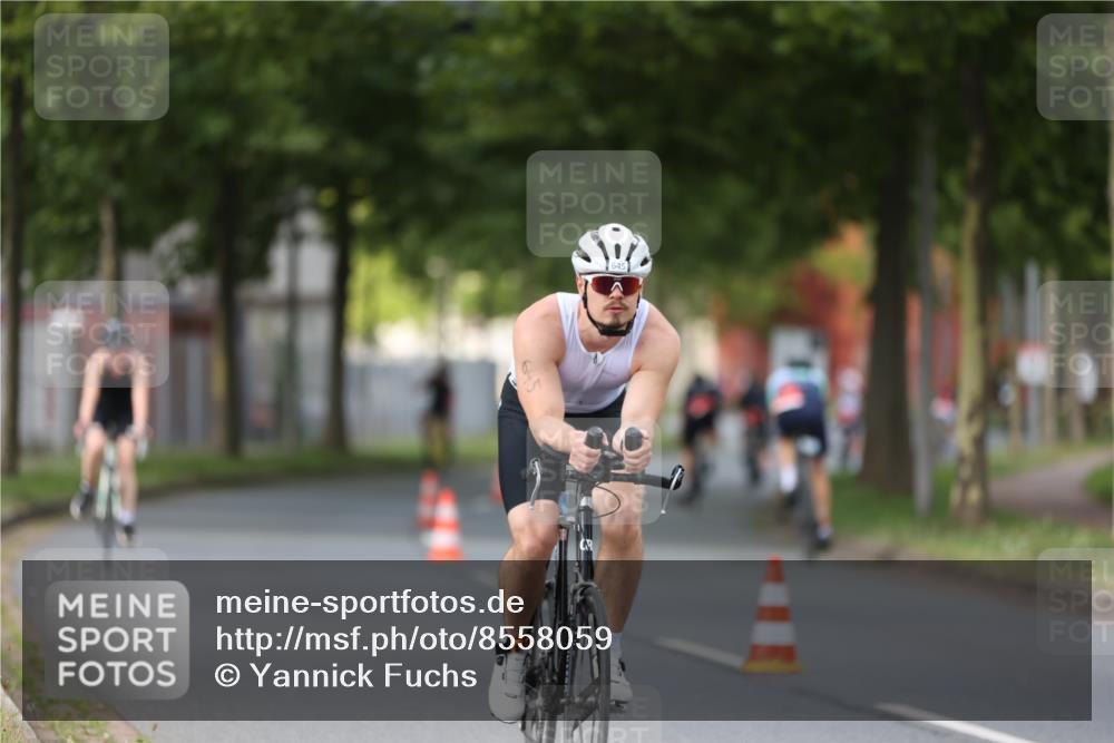 10.08.2025 - GEWOBA Citytriathlon Bremen Yannick Fuchs http://msf.ph/oto/8558059 10.08.2025 12:29:38 Radfahren 645, 679, 687, 751, 771, 922, 927, 942, 1030 meine-sportfotos.de