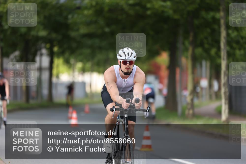 10.08.2025 - GEWOBA Citytriathlon Bremen Yannick Fuchs http://msf.ph/oto/8558060 10.08.2025 12:29:38 Radfahren 645, 679, 687, 751, 771, 922, 927, 942, 1030 meine-sportfotos.de