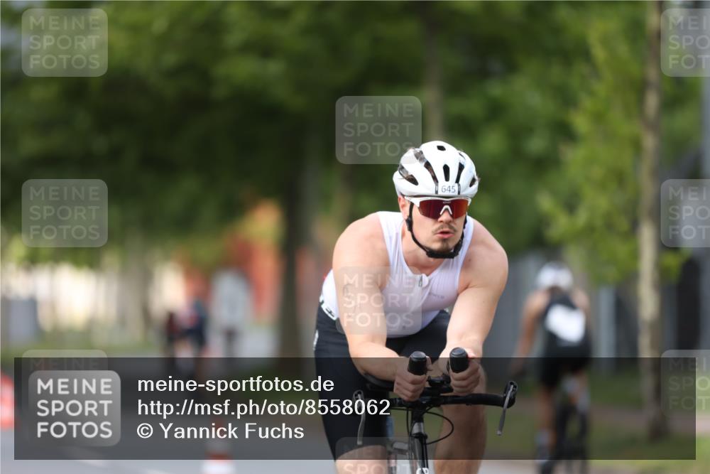 10.08.2025 - GEWOBA Citytriathlon Bremen Yannick Fuchs http://msf.ph/oto/8558062 10.08.2025 12:29:38 Radfahren 645, 679, 687, 751, 771, 922, 927, 942, 1030 meine-sportfotos.de