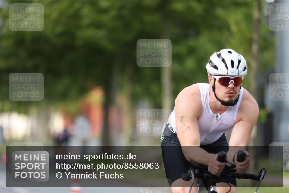 10.08.2025 - GEWOBA Citytriathlon Bremen Yannick Fuchs http://msf.ph/oto/8558063 10.08.2025 12:29:39 Radfahren 645, 687, 751, 771, 922, 927, 942 meine-sportfotos.de