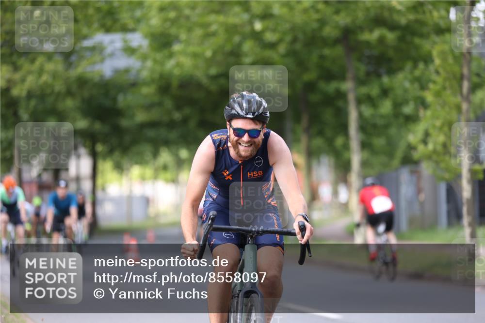 10.08.2025 - GEWOBA Citytriathlon Bremen Yannick Fuchs http://msf.ph/oto/8558097 10.08.2025 12:29:58 Radfahren 640, 675, 688, 699, 717, 751, 760, 769, 875, 942, 960 meine-sportfotos.de