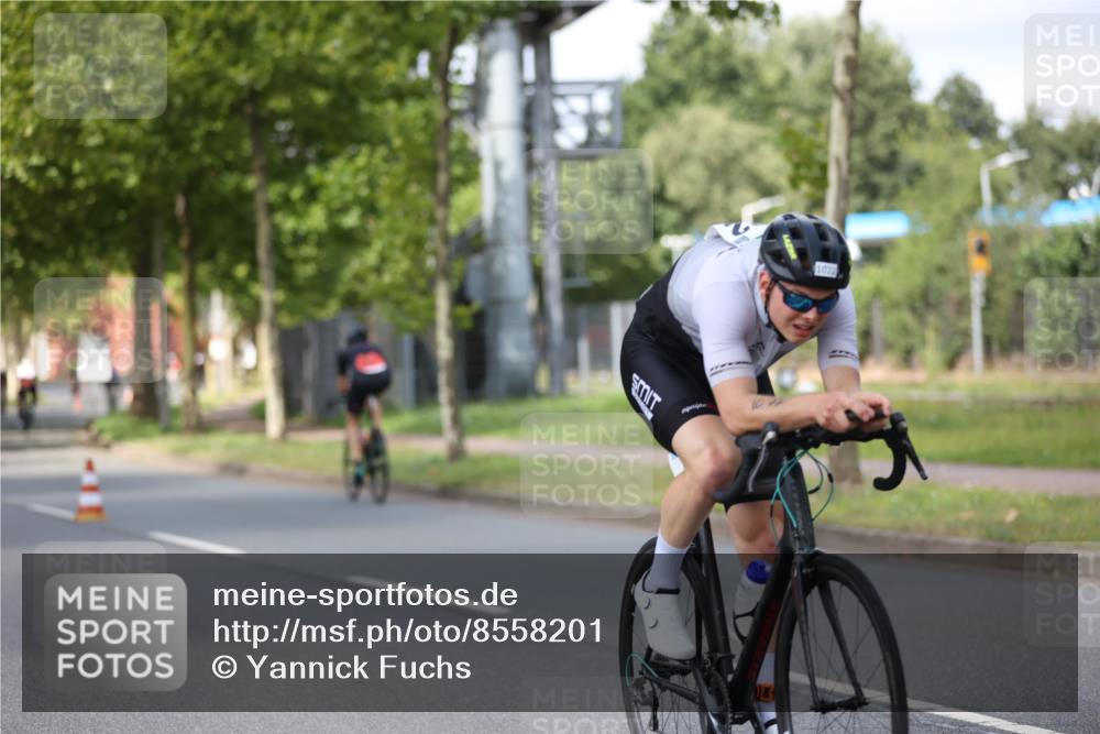 10.08.2025 - GEWOBA Citytriathlon Bremen Yannick Fuchs http://msf.ph/oto/8558201 10.08.2025 12:30:40 Radfahren 587, 752, 767, 916, 924, 932, 937, 951, 1011, 1020, 1022, 1026 meine-sportfotos.de