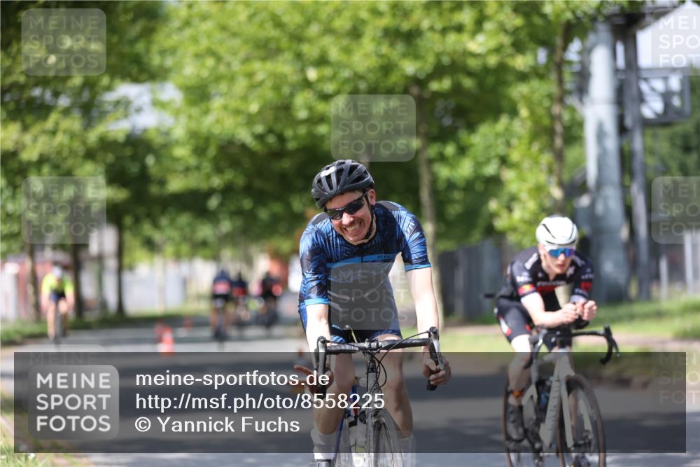 10.08.2025 - GEWOBA Citytriathlon Bremen Yannick Fuchs http://msf.ph/oto/8558225 10.08.2025 12:30:49 Radfahren 587, 752, 916, 924, 937, 951, 1011, 1020, 1022, 1026 meine-sportfotos.de