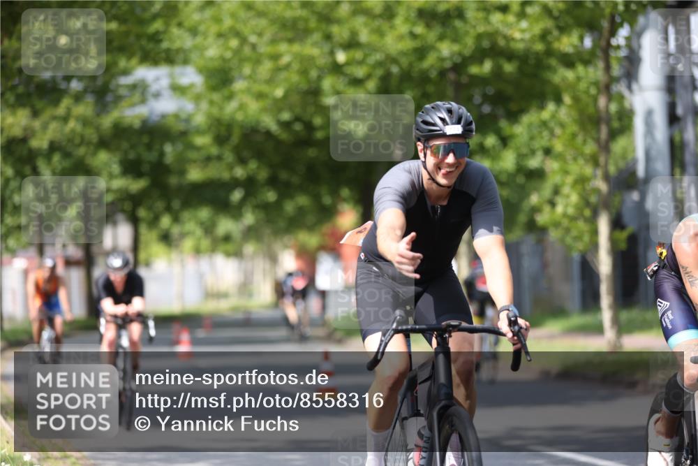 10.08.2025 - GEWOBA Citytriathlon Bremen Yannick Fuchs http://msf.ph/oto/8558316 10.08.2025 12:31:37 Radfahren 564, 616, 649, 654, 655, 666, 667, 788, 793, 863, 894, 905, 950 meine-sportfotos.de