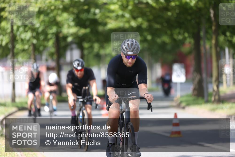 10.08.2025 - GEWOBA Citytriathlon Bremen Yannick Fuchs http://msf.ph/oto/8558365 10.08.2025 12:31:54 Radfahren 552, 615, 627, 654, 657, 666, 667, 689, 770, 838, 839, 857, 873, 876, 888, 897 meine-sportfotos.de