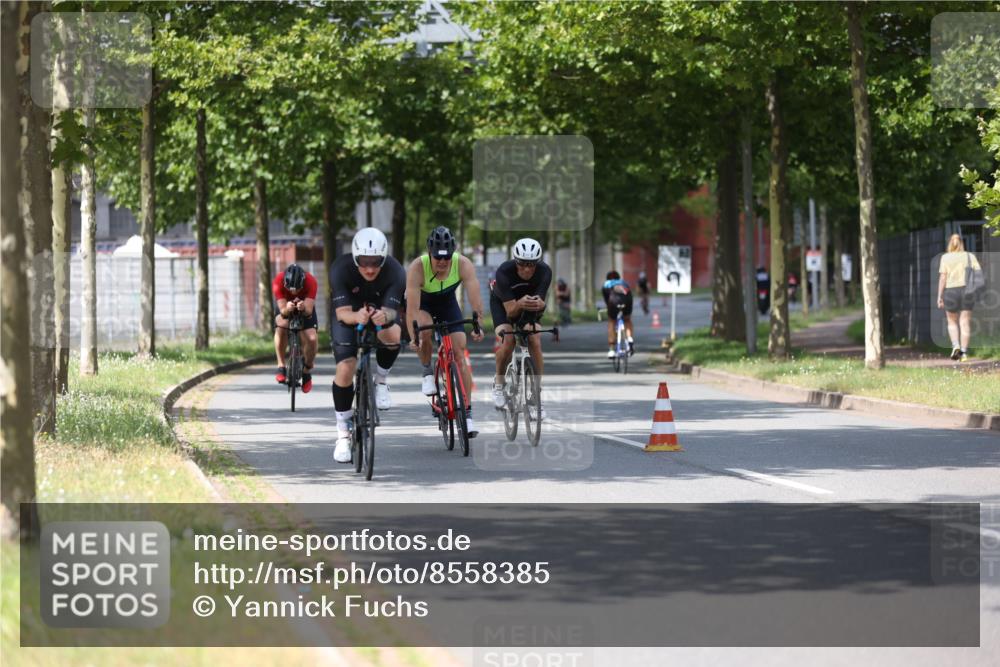 10.08.2025 - GEWOBA Citytriathlon Bremen Yannick Fuchs http://msf.ph/oto/8558385 10.08.2025 12:31:59 Radfahren 552, 615, 627, 657, 666, 667, 689, 770, 806, 838, 839, 857, 873, 876, 888, 897 meine-sportfotos.de
