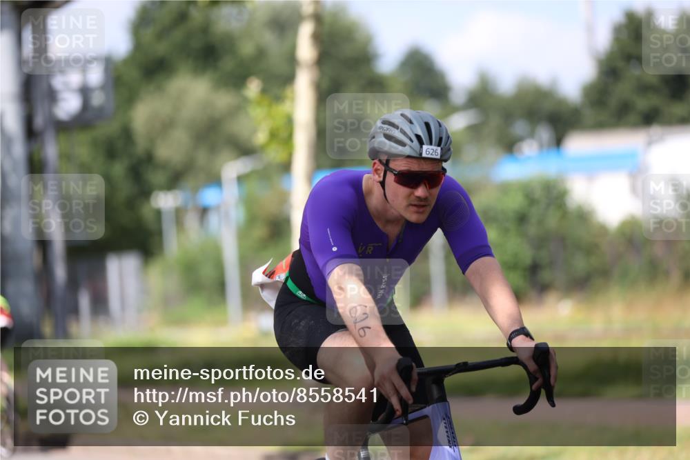 10.08.2025 - GEWOBA Citytriathlon Bremen Yannick Fuchs http://msf.ph/oto/8558541 10.08.2025 12:33:03 Radfahren 554, 604, 626, 664, 681, 708, 715, 738, 824, 1010, 1016 meine-sportfotos.de