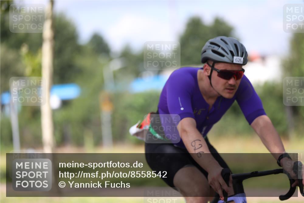 10.08.2025 - GEWOBA Citytriathlon Bremen Yannick Fuchs http://msf.ph/oto/8558542 10.08.2025 12:33:03 Radfahren 554, 604, 626, 664, 681, 708, 715, 738, 824, 1010, 1016 meine-sportfotos.de
